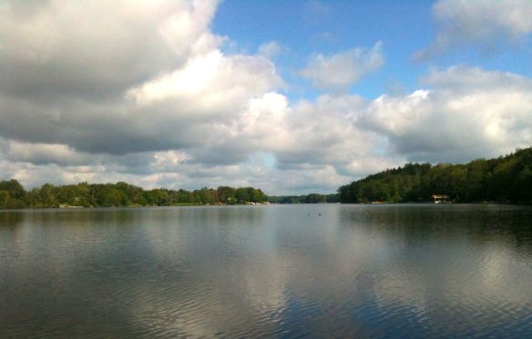 lake and cloudes 2 iphone